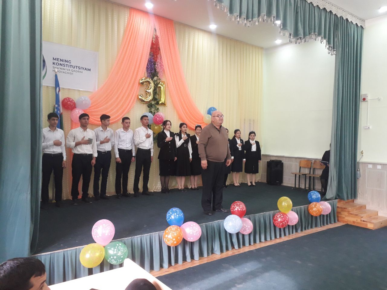 Xonqa tumani 1-son maktabida 8-dekabr Konstitutsiya bayramiga bag'ishlangan tadbir bo'lib o'tdi.